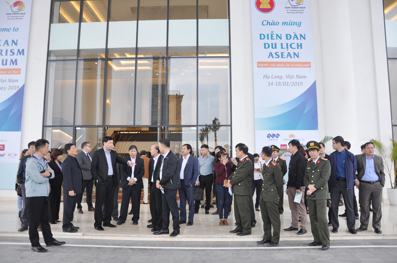 Đoàn công tác của tỉnh kiểm tra tại khu vực hội nghị của FLC Hạ Long.