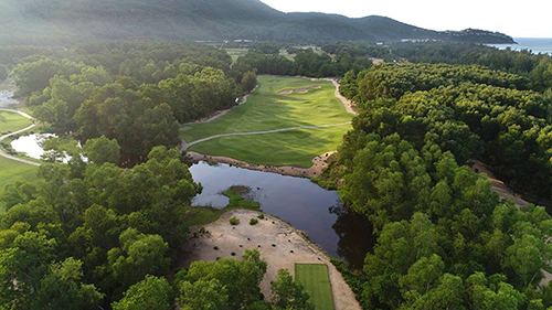 Sân golf do Nick Faldo thiết kế ở Huế. Ảnh: Laguna Lăng Cô.