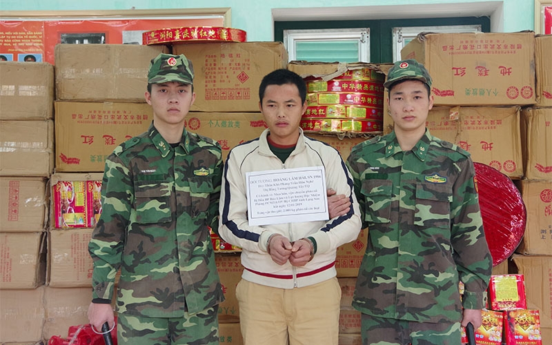 Đối tượng Hoàng Lâm Hải cùng tang vật vụ án.