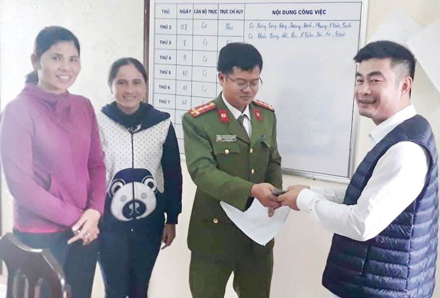 Hai chị em Hoa và Hòa chứng kiến Công an trao lại tài sản bị mất cho anh Võ Đức Toàn sáng 12-1