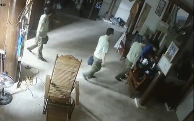 Nhân viên Đội QLTT số 8 đến làm việc tại nhà ông Vi Văn Hùng (Ảnh trích xuất từ camera nhà ông Hùng).