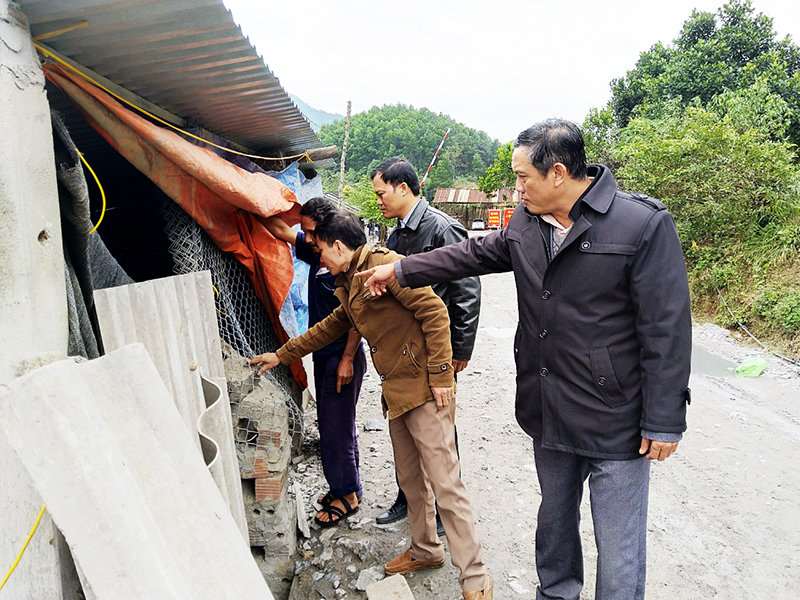 Đoàn liên ngành của huyện Hoành Bồ kiểm tra công tác phòng, chống rét cho cây trồng, vật nuôi.