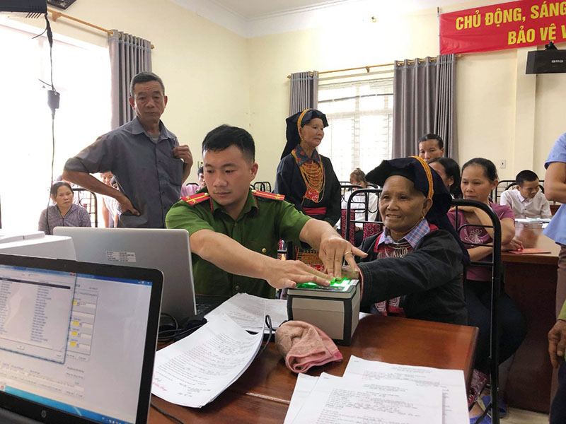ông an Ba Chẽ về tận các thôn bản để làm thẻ căn cước công dân cho người dân.