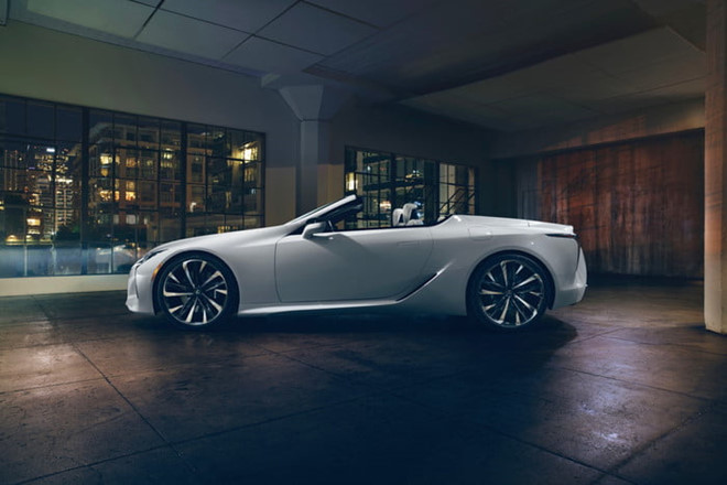Mui trần Lexus LC thực chất là bản coupe cùng tên được gỡ mui.