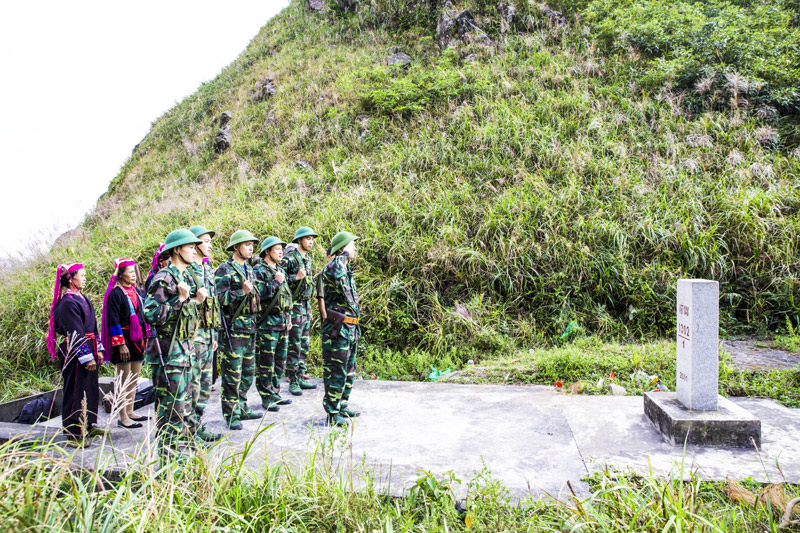 bà con thôn Ngàn Phe cùng lực lượng biên phòng, dân quân tham gia tuần tra, bảo vệ cột mốc biên giới