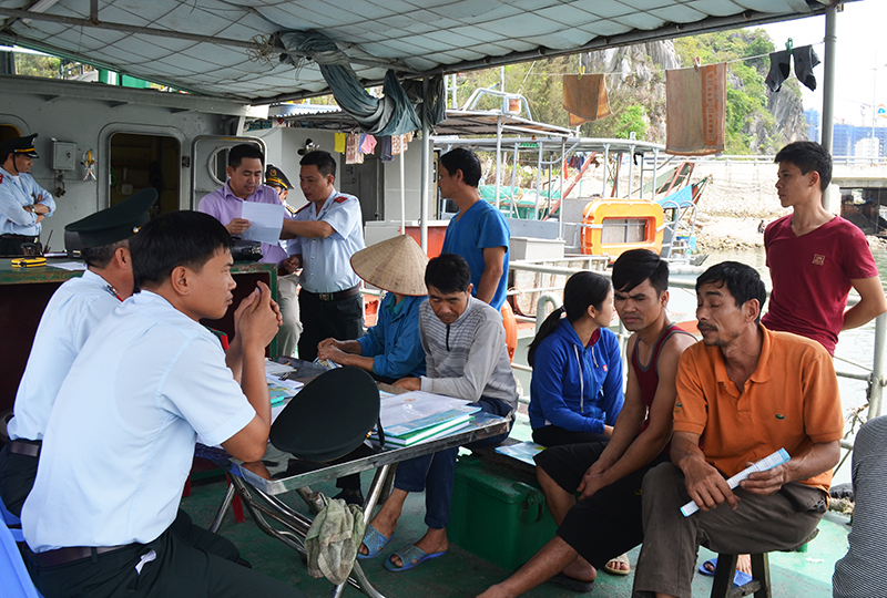 Chi cục Thủy sản (Sở NN&PTNT) xử phạt phương tiện vi phạm khai thác thủy sản trên Vịnh Hạ Long (Ảnh: Việt Hoa).