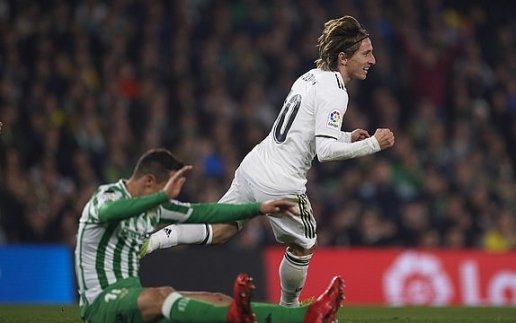  Modric ghi bàn thắng mở tỷ số cho Real.
