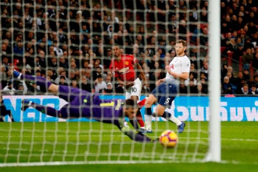  Rashford dứt điểm chuẩn xác, mở tỉ số trận đấu.