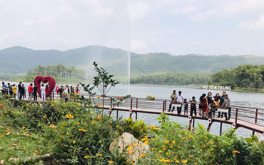 Du khách tham quan hồ Yên Trung. Ảnh: Lê Minh Quang (CTV).