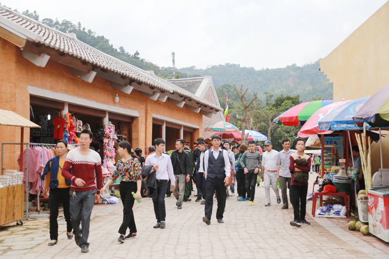 Du khách tham quan Làng hành hương Yên Tử.