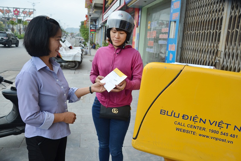 Bưu tá Bưu điện tỉnh trả kết quả hồ sơ thủ tục hành chính cho công dân qua dịch vụ bưu chính công ích.