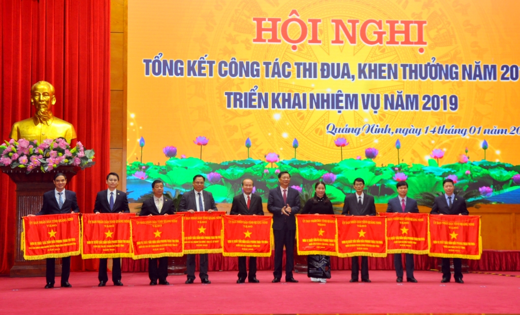 Các đơn vị dẫn đầu phong trào thi đua đón nhận Cờ lưu niệm của UBND tỉnh.