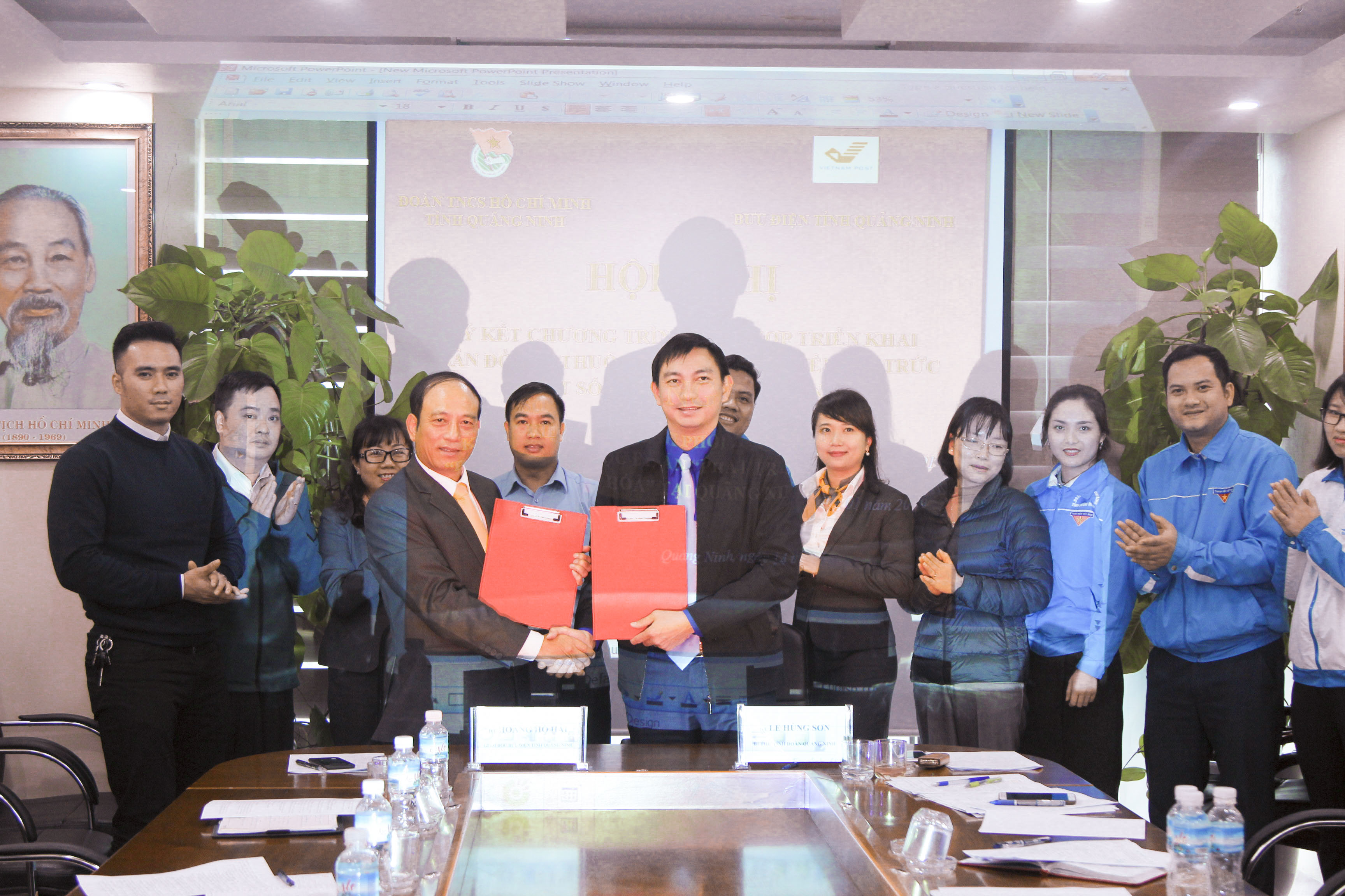 Đại diện hai ngành ký kết chương trình phối hợp.