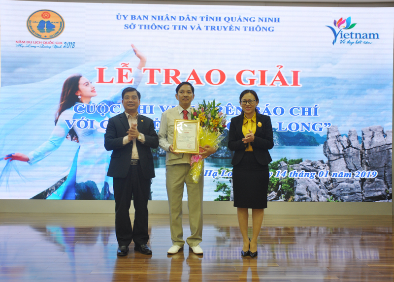 Lãnh đạo Ban Tuyên giáo Tỉnh ủy và Sở Thông tin và Truyền thông trao giải nhất cho tác giả 