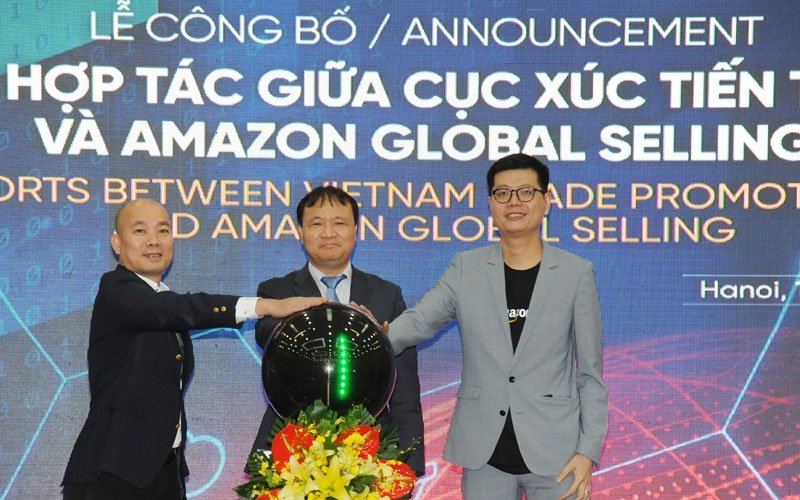 Các đại biểu nhấn nút khởi động chương trình hợp tác. (Ảnh: TRẦN HẢI)