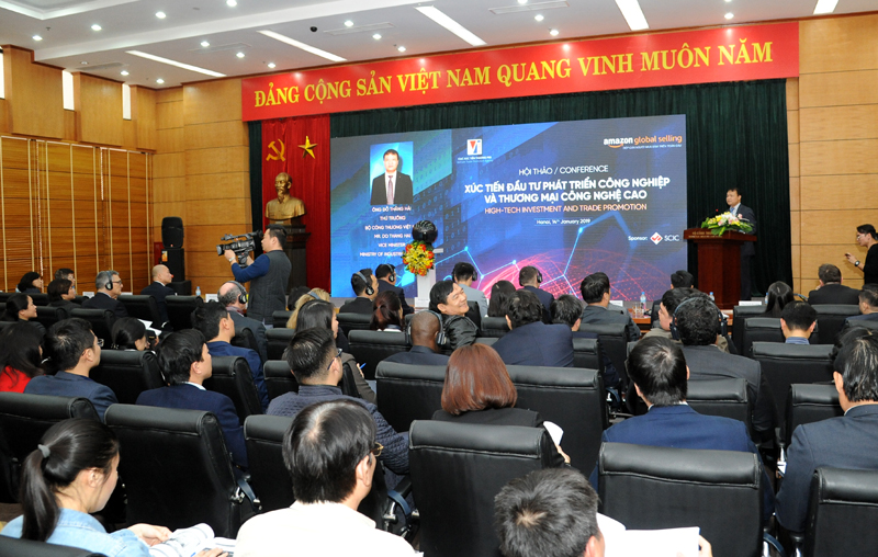 Các diễn giả tại hội thảo xúc tiến đầu tư Công nghiệp và thương mại công nghệ cao. (Ảnh: TRẦN HẢI)