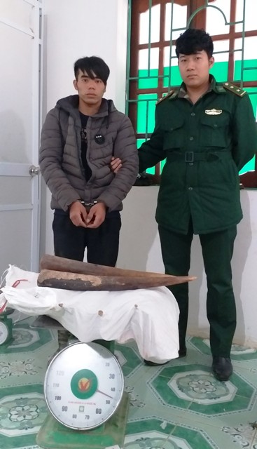 Bộ đội Biên phòng tiến hành cân tang vật.