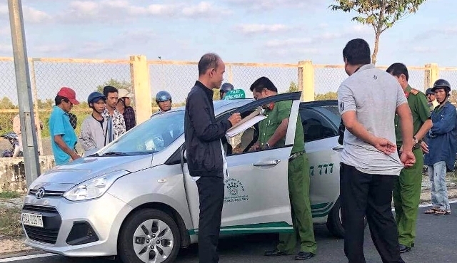 Cơ quan chức năng khám nghiệm hiện trường sau vụ tài xế Nhân bị cứa cổ.