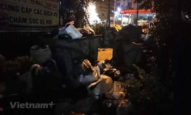Trước đó, một số hầm chung cư ở khu vực quận Hoàng Mai đã bị ngập rác
