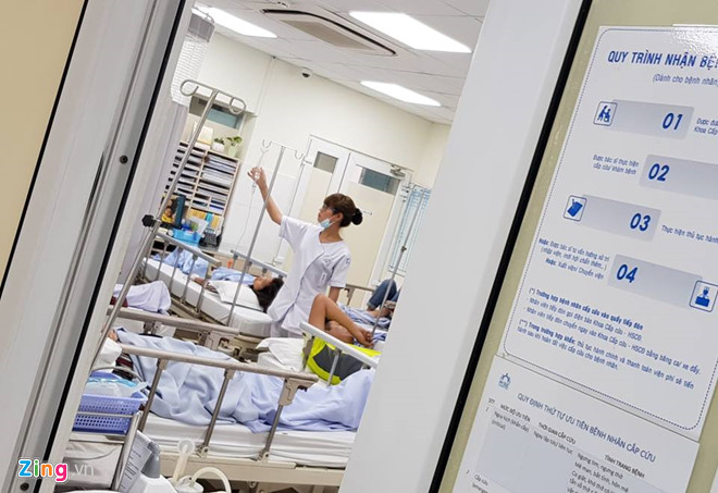 Các bệnh nhân đang được điều trị ở phòng cấp cứu Bệnh viện Mỹ Đức. Ảnh: A.H.