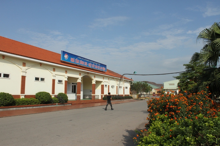 Gốm Đất Việt xây dựng môi trường làm việc trong lành, an toàn, thân thiện đảm bảo tốt mọi chế độ cho người lao động.