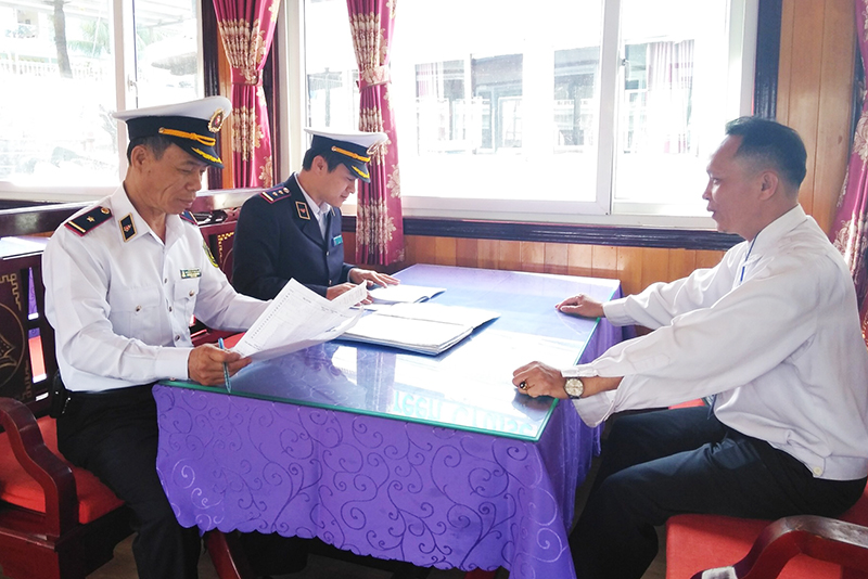 Cán bộ Cụm Cảng vụ Đường thủy nội địa Tuần Châu khiểm tra tàu du lịch hoạt động vận chuyển khách tham quan Vịnh Hạ Long.