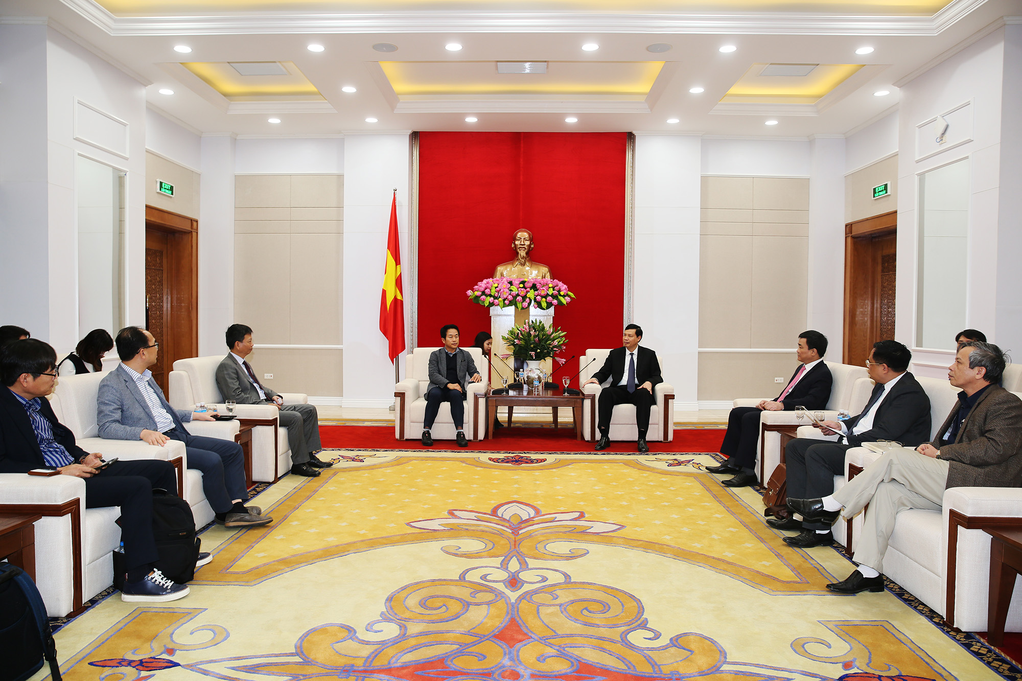 Quang cảnh buổi làm việc