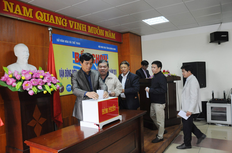 Các đại biểu tiến hành bỏ phiếu 