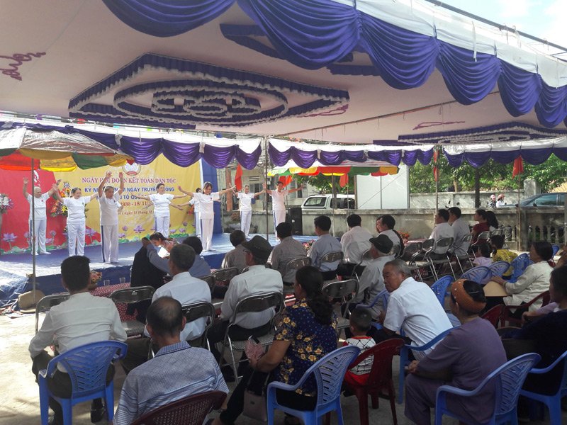 Một buổi biểu diễn văn nghệ tại Ngày hội đoàn kết toàn dân tộc của xã Tiên Lãng 