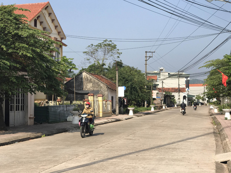 Đường phố của huyện Tiên Yên luôn sạch sẽ khang tranh nhờ ý thức giữ gìn môi trường của người dân 