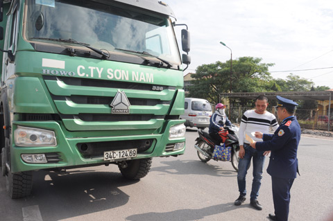 TTGT Đội 1 kiểm tra hành chính phương tiện lưu thông trên địa bàn TX Đông Triều (Ảnh: Nguyễn Duy)