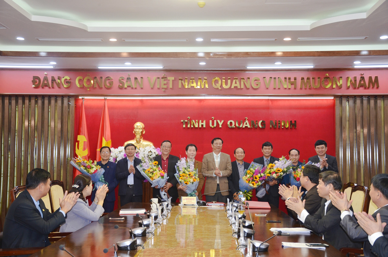 Lãnh đạo tỉnh tặng hoa chúc mừng các đồng chí thuộc diện Ban Thường vụ Tỉnh ủy quản lý nghỉ hưu theo chế độ.