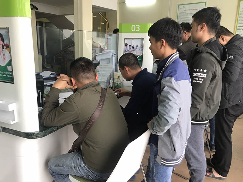 Người dân đến đăng ký đóng tiền điện, nước qua ngân hàng Vietcombank chi nhánh Quảng Ninh, phòng giao dịch Hồng Hải, TP Hạ Long.