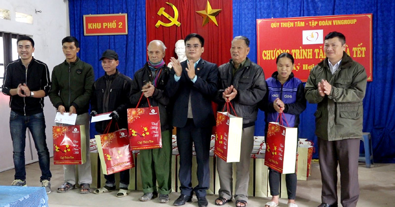 Tập đoàn Vingroup tổ chức tặng quà tết cho các hộ nghèo, gia đình chính sách trên địa bàn huyện Ba Chẽ.
