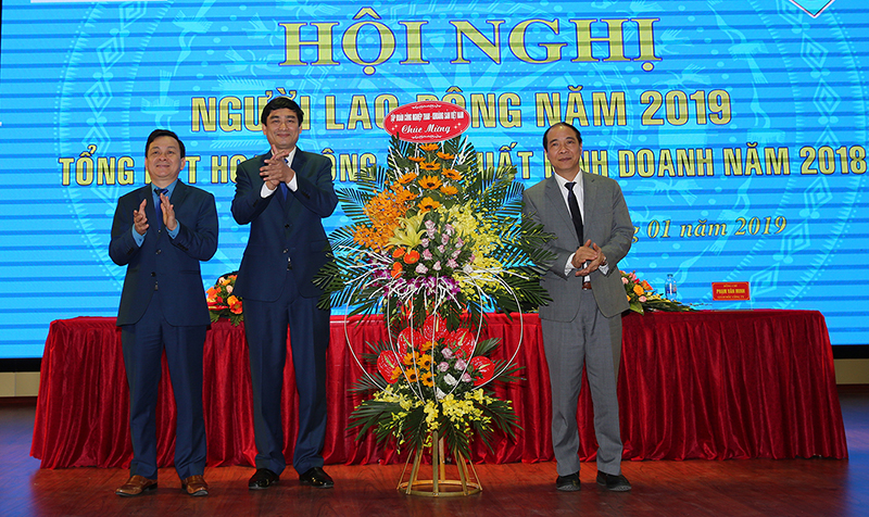 Đồng chí Vũ Thành Lâm, thành viên hội đồng thành viên, Tập đoàn công nghiệp than khoáng sản Việt Nam tăng hoa chúc mừng Công ty CP than Vàng Danh - Vinacomin.
