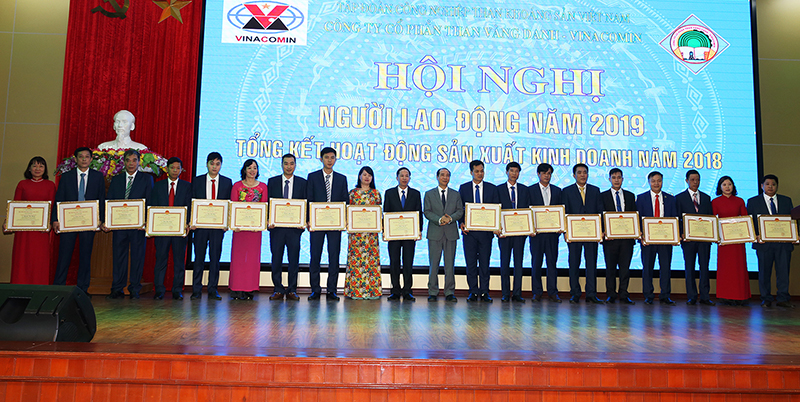 Nhiều tập thể, cá nhân được cá nhân được nhận bằng khen của bộ Công thương