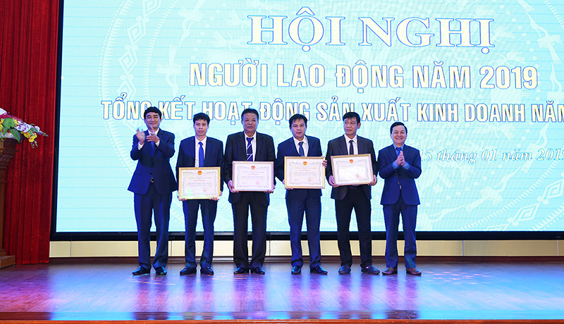 Công ty cổ phần than Vàng Danh cũng đã khen thưởng 4 đơn vị dẫn đầu các khối năm 2018 