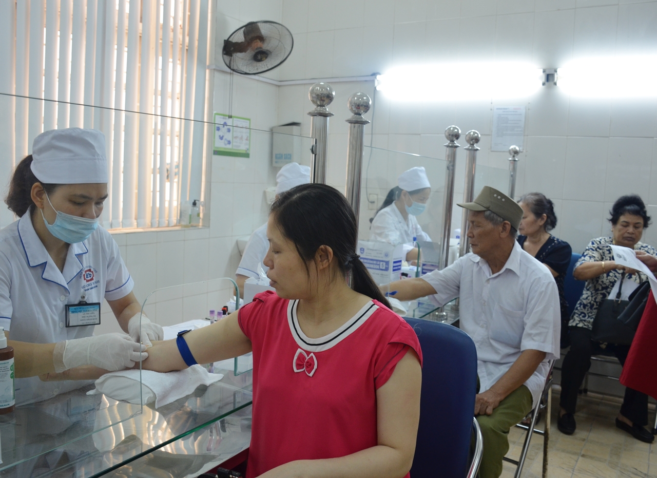 Lấy máu xét nghiệm tại Bệnh viện Đa khoa tỉnh Quảng Ninh