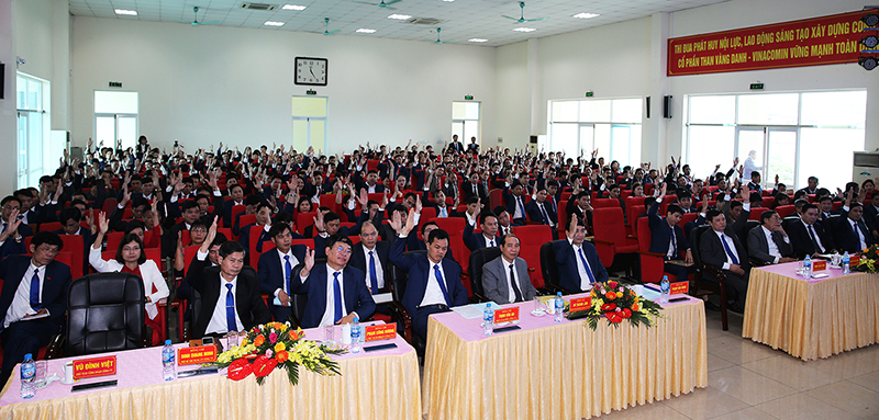 Các đại biểu hưởng ứng lời kêu gọi phát động thi đua năm 2019
