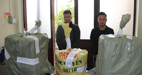 2 đối tượng cùng tng vật 70 kg pháo do Công an TX Đông Triều bắt giữ (Ảnh: Công an TX Đông Triều cung cấp).
