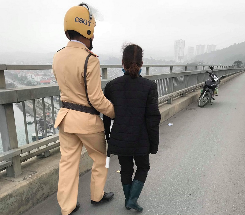 Chị N.T.Q được CSGT cứu và động viên từ bỏ ý định nhảy cầu (Ảnh: CSGT Đội TTKS giao thông số 2).