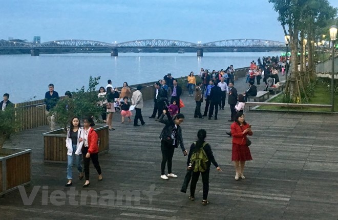 Cầu đi bộ bên sông Hương bổ sung vào danh điểm đến với du khách khi tới Huế. (Ảnh: Quốc Việt/Vietnam+)
