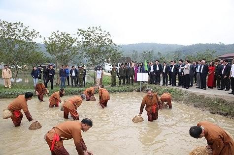 Phó Thủ tướng Vương Đình Huệ tham quan mô hình du lịch cộng đồng, trải nghiệm làm nông dân ở huyện Nghi Xuân, tỉnh Hà Tĩnh