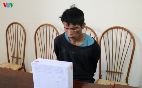 Đối tượng Lầu A Chừ cùng tang vật.