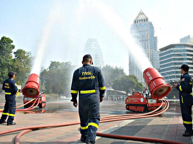 Chính quyền ra lệnh phun nước vào không khí để giảm bụi