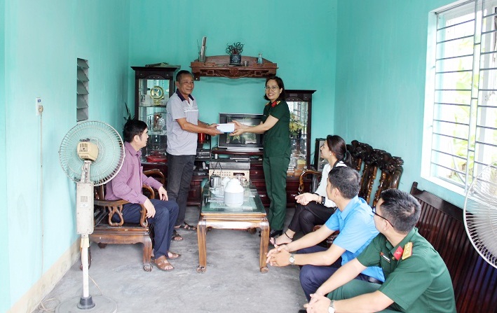 Công ty 397 thăm hỏi, tặng quà cho đối tượng khó khăn trên địa bàn đóng quân. 