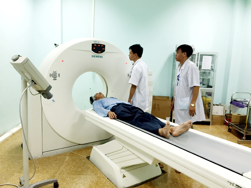 Các bác sĩ Trung tâm Y tế Vân Đồn tiến hành chụp CT-Scanner cho bệnh nhân. Ảnh: Hoàng Anh