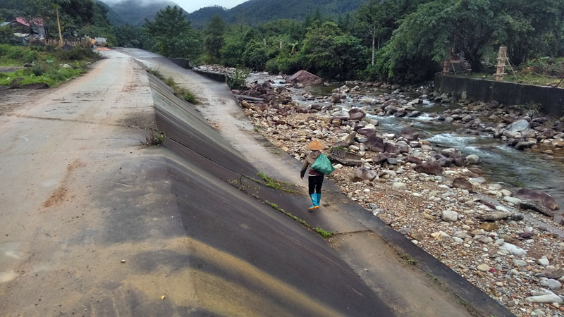 Hàng ngày, bà Dự vẫn đi nhặt vỏ chai, mạnh nhựa khu vực kè sông biên giới để có thêm nguồn thu nhập.