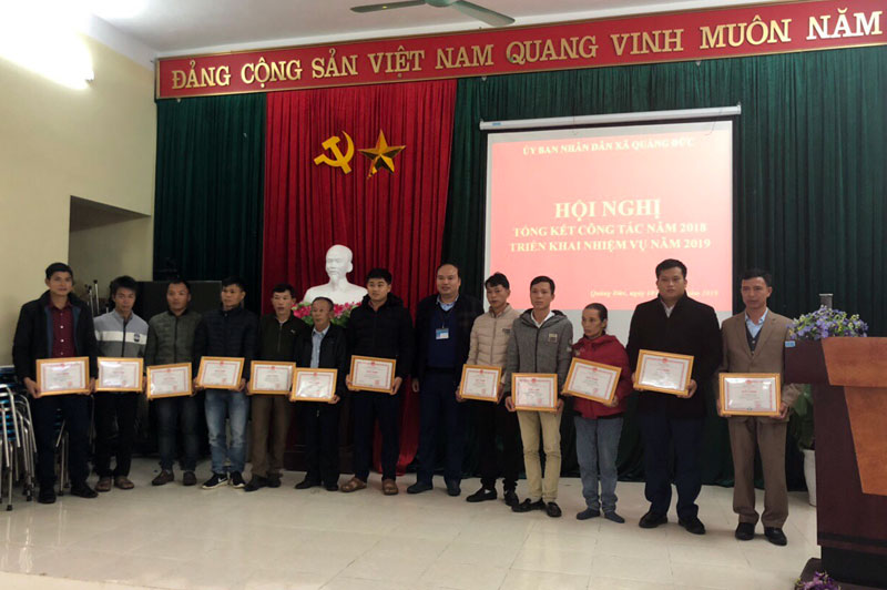 Bà Phạm Thị Dự (Thứ 3 từ phải sang) nhận giấy khen do UBND xã Quảng Đức trao tặng vì đã hoàn thành xuất sắc nhiệm vụ công tác năm 2018.
