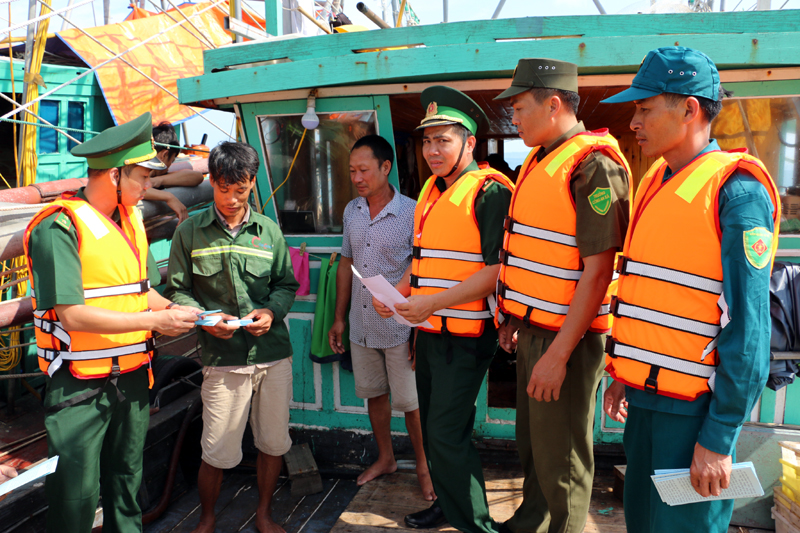 Các đơn vị lực lượng vũ trang trên địa bàn huyện Cô Tô phối hợp đẩy mạnh tuyên truyền, phổ biến các quy định pháp luật cho ngư dân làm ăn trên vùng biển